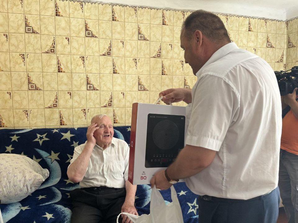 Сегодня, 3 сентября, Председатель Торезского городского совета Донецкой народной Республики Александр Казмерчук совместно с активистами «Молодой Гвардии Единой России» поздравили единственного участник Великой Отечественной... Сегодня, 3 сентября, Председатель Торезского городского совета Донецкой народной Республики Александр Казмерчук совместно с активистами «Молодой Гвардии Единой России» поздравили единственного участник Великой Отечественной...