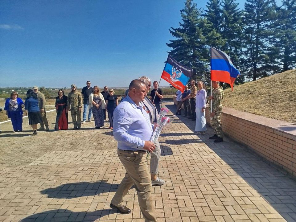 Иловайск почтил память героев: «Знать, чтобы помнить, Помнить, чтобы знать» Иловайск почтил память героев: «Знать, чтобы помнить, Помнить, чтобы знать»