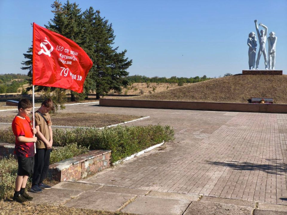 Иловайск почтил память жертв нацизма: возложение цветов к братской могиле в селе Третьяки Иловайск почтил память жертв нацизма: возложение цветов к братской могиле в селе Третьяки