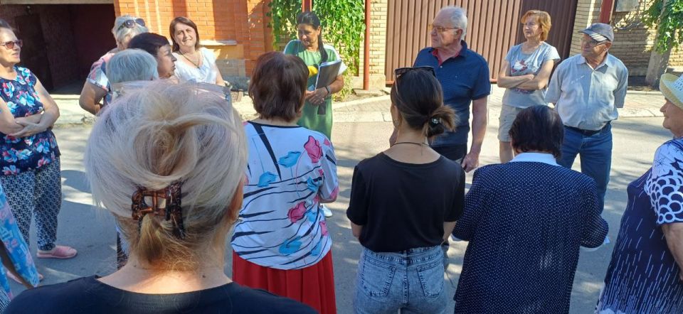 Валентин Левченко: Сегодня заместитель главы администрации городского округа Донецк Ляховец Валерий Андреевич, совместно с начальником отдела экологической безопасности, провёл встречу с жителями улиц микрорайона "Ветка"... Валентин Левченко: Сегодня заместитель главы администрации городского округа Донецк Ляховец Валерий Андреевич, совместно с начальником отдела экологической безопасности, провёл встречу с жителями улиц микрорайона "Ветка"...