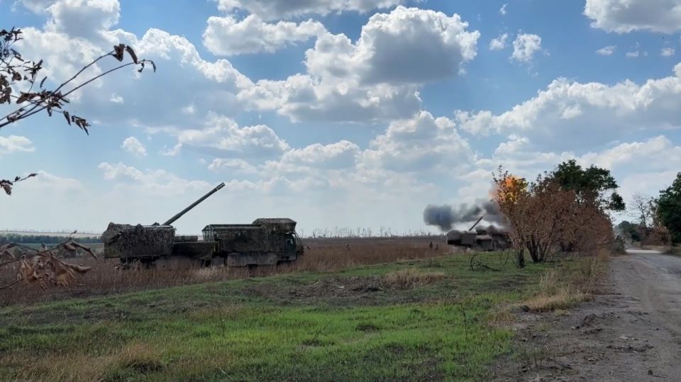 Российские артиллеристы показали парную работу 152-мм САУ "Гиацинт-К" Российские артиллеристы показали парную работу 152-мм САУ "Гиацинт-К"