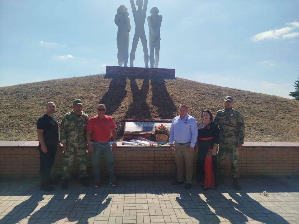 Денис Зубов: Возложение цветов к братской могиле Денис Зубов: Возложение цветов к братской могиле