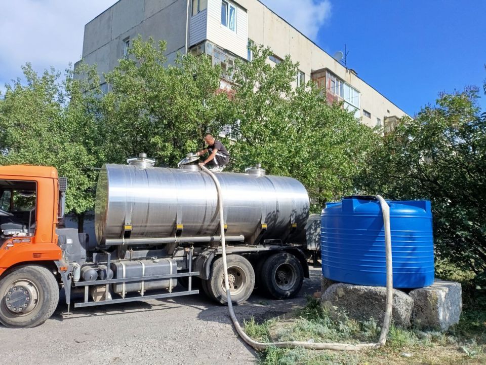 Сергей Желновач: Продолжаем доставлять воду нашим жителям Сергей Желновач: Продолжаем доставлять воду нашим жителям