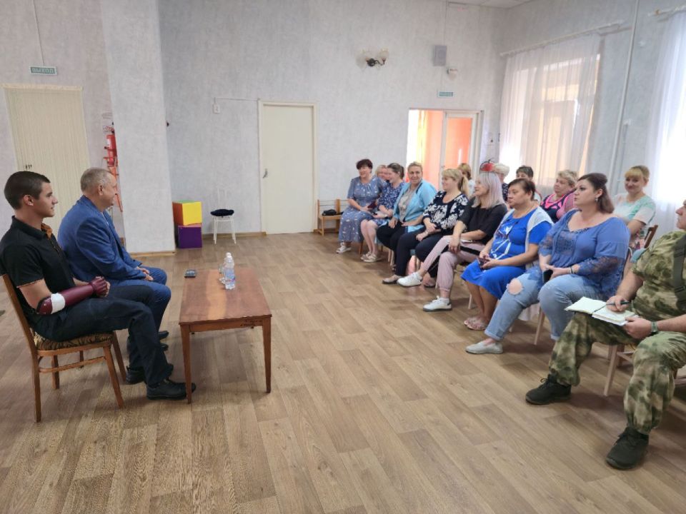Дмитрий Огилец: По поручению Главы Донецкой Народной Республики вместе со своими золотыми помощниками и депутатом Молодёжного парламента Виктором Москалёвым провели встречу с трудовым коллективом ГКДОУ "Детский сад № 10... Дмитрий Огилец: По поручению Главы Донецкой Народной Республики вместе со своими золотыми помощниками и депутатом Молодёжного парламента Виктором Москалёвым провели встречу с трудовым коллективом ГКДОУ "Детский сад № 10...