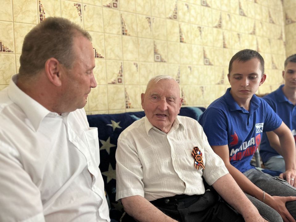 Сегодня, 3 сентября, Председатель Торезского городского совета Донецкой народной Республики Александр Казмерчук совместно с активистами «Молодой Гвардии Единой России» поздравили единственного участник Великой Отечественной... Сегодня, 3 сентября, Председатель Торезского городского совета Донецкой народной Республики Александр Казмерчук совместно с активистами «Молодой Гвардии Единой России» поздравили единственного участник Великой Отечественной...