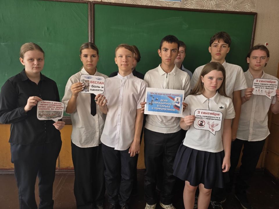 В школах Ждановки почтили память жертв терроризма и обсудили безопасность В школах Ждановки почтили память жертв терроризма и обсудили безопасность