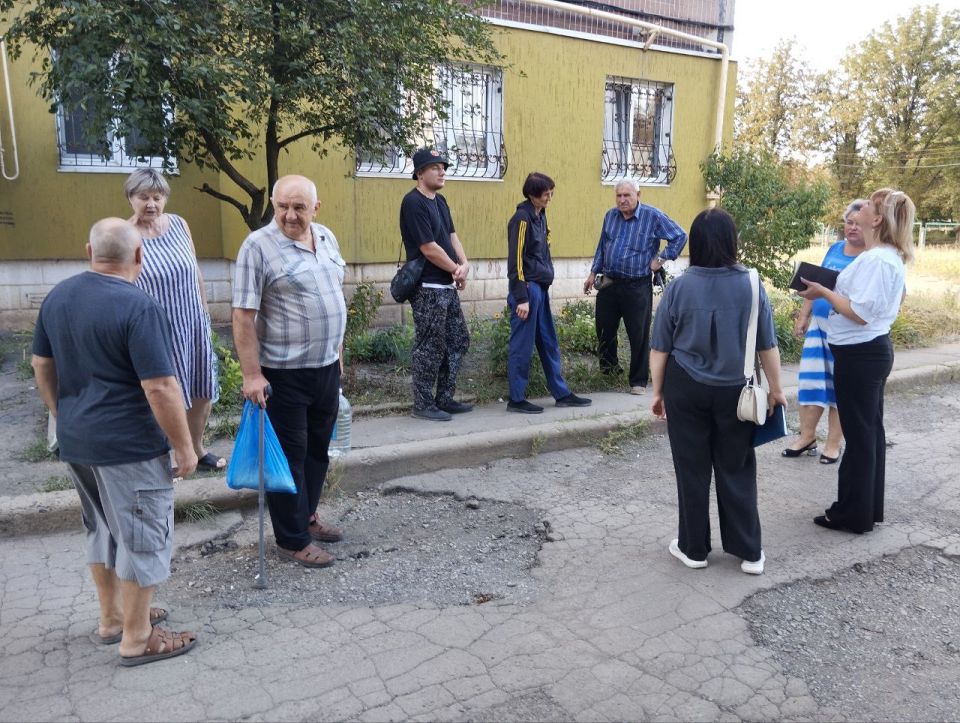 4 сентября в Червоногвардейском районе состоялась встреча заместителя руководителя Управы Червоногвардейского внутригородского района Татьяны Задорожной с жителями микрорайона Калининский во дворе дома № 14 на которой... 4 сентября в Червоногвардейском районе состоялась встреча заместителя руководителя Управы Червоногвардейского внутригородского района Татьяны Задорожной с жителями микрорайона Калининский во дворе дома № 14 на которой...