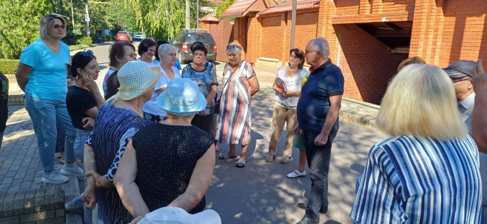 Валентин Левченко: Сегодня заместитель главы администрации городского округа Донецк Ляховец Валерий Андреевич, совместно с начальником отдела экологической безопасности, провёл встречу с жителями улиц микрорайона "Ветка"... Валентин Левченко: Сегодня заместитель главы администрации городского округа Донецк Ляховец Валерий Андреевич, совместно с начальником отдела экологической безопасности, провёл встречу с жителями улиц микрорайона "Ветка"...