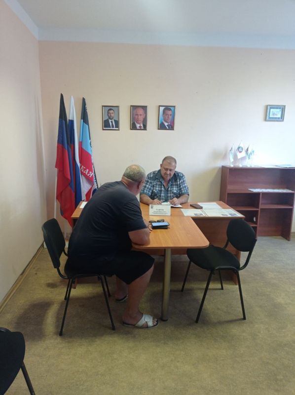 Сегодня, 4 сентября, в общественной приемной партии "Единая Россия" Ленинского района города Донецка депутат Донецкого Городского Совета ДНР Евгений Селютин провел прием граждан Сегодня, 4 сентября, в общественной приемной партии "Единая Россия" Ленинского района города Донецка депутат Донецкого Городского Совета ДНР Евгений Селютин провел прием граждан