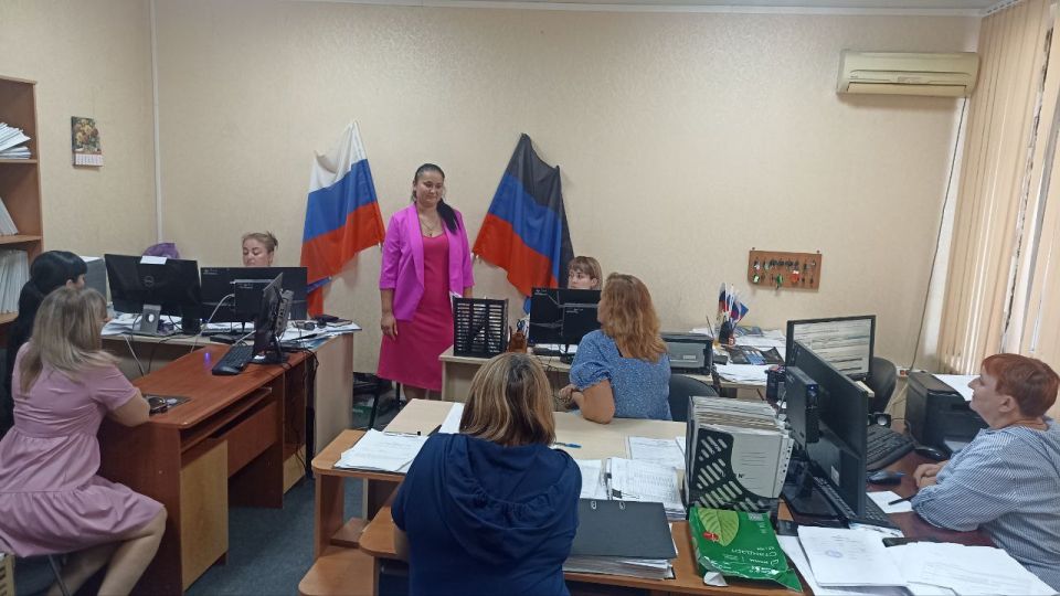 Сегодня депутат Тельмановского муниципального совета Владимир Ермак провел встречу с трудовым коллективом ГУП ДНР "Республиканский оператор связи" Сегодня депутат Тельмановского муниципального совета Владимир Ермак провел встречу с трудовым коллективом ГУП ДНР "Республиканский оператор связи"