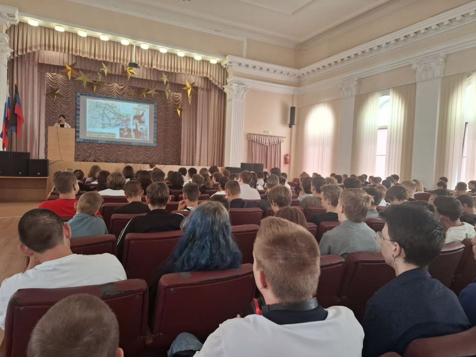 Олег Трофимов: В образовательных организациях Республики прошли региональные занятия проекта «Разговоры о важном» Олег Трофимов: В образовательных организациях Республики прошли региональные занятия проекта «Разговоры о важном»