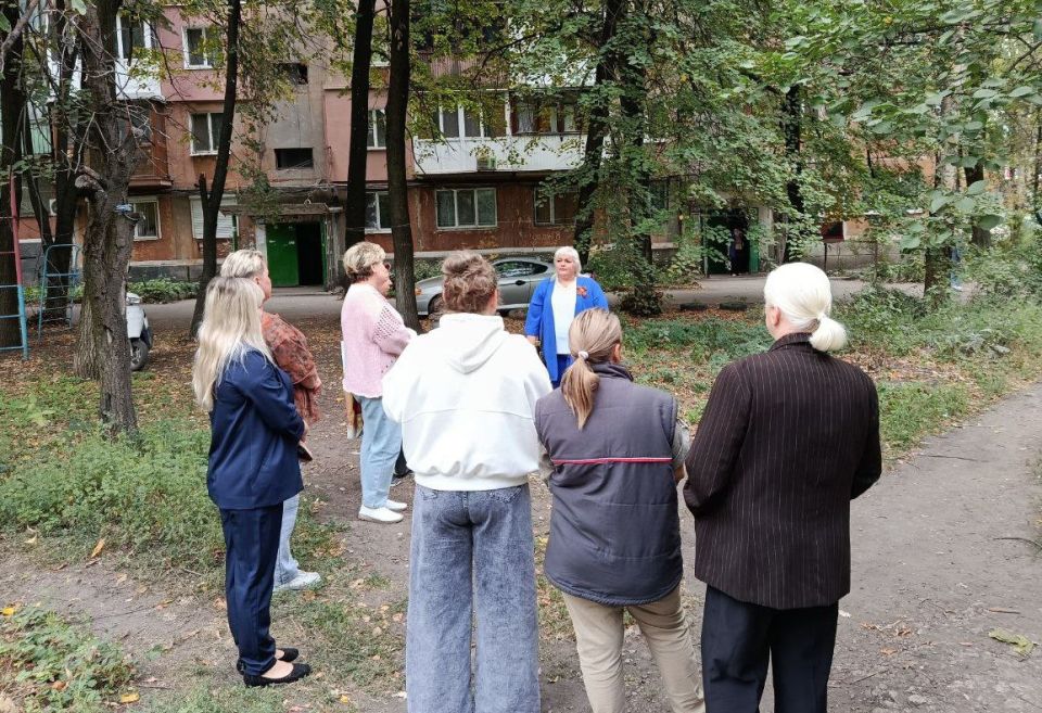 Сегодня, 5 сентября, депутат Макеевского городского совета Донецкой Народной Республики первого созыва Оксана Бевцык провела встречи с населением по адресам: 2-й микрорайон, 8, 2 Сегодня, 5 сентября, депутат Макеевского городского совета Донецкой Народной Республики первого созыва Оксана Бевцык провела встречи с населением по адресам: 2-й микрорайон, 8, 2