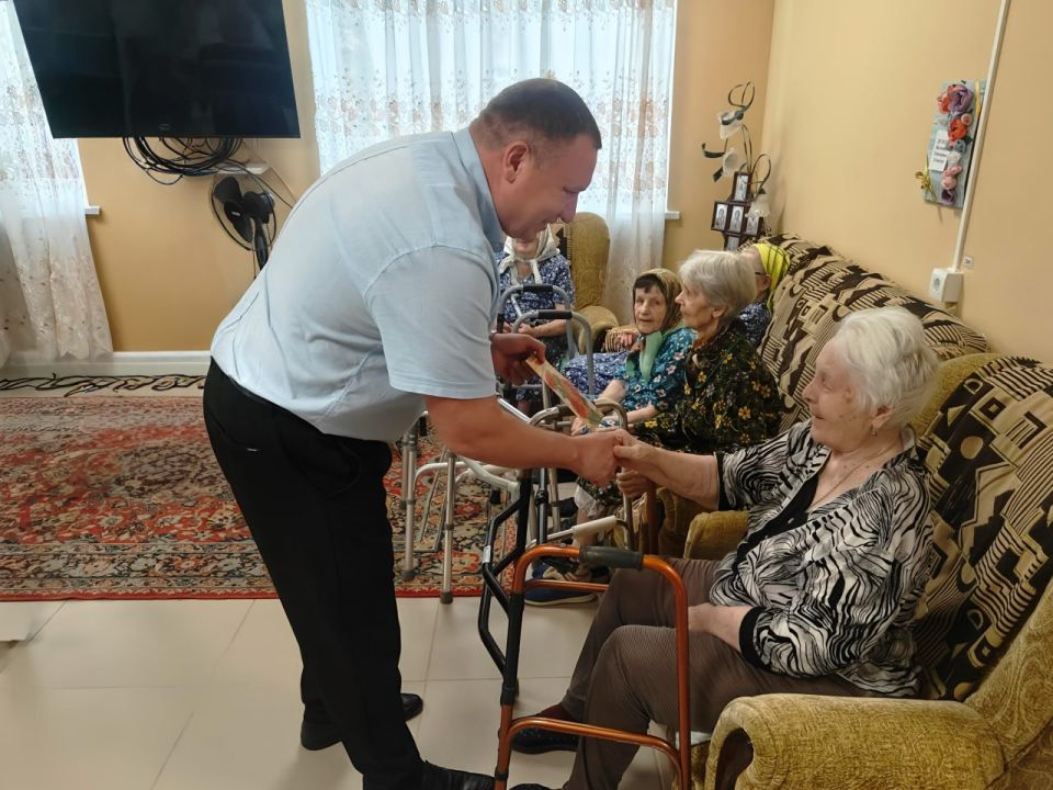 Сергей Ермаков: 5 сентября совместно с председателем Снежнянского городского совета Еленой Петрухиной посетил подопечных Комплексного центра социального обслуживания населения в преддверии Дня освобождения Донбасса Сергей Ермаков: 5 сентября совместно с председателем Снежнянского городского совета Еленой Петрухиной посетил подопечных Комплексного центра социального обслуживания населения в преддверии Дня освобождения Донбасса