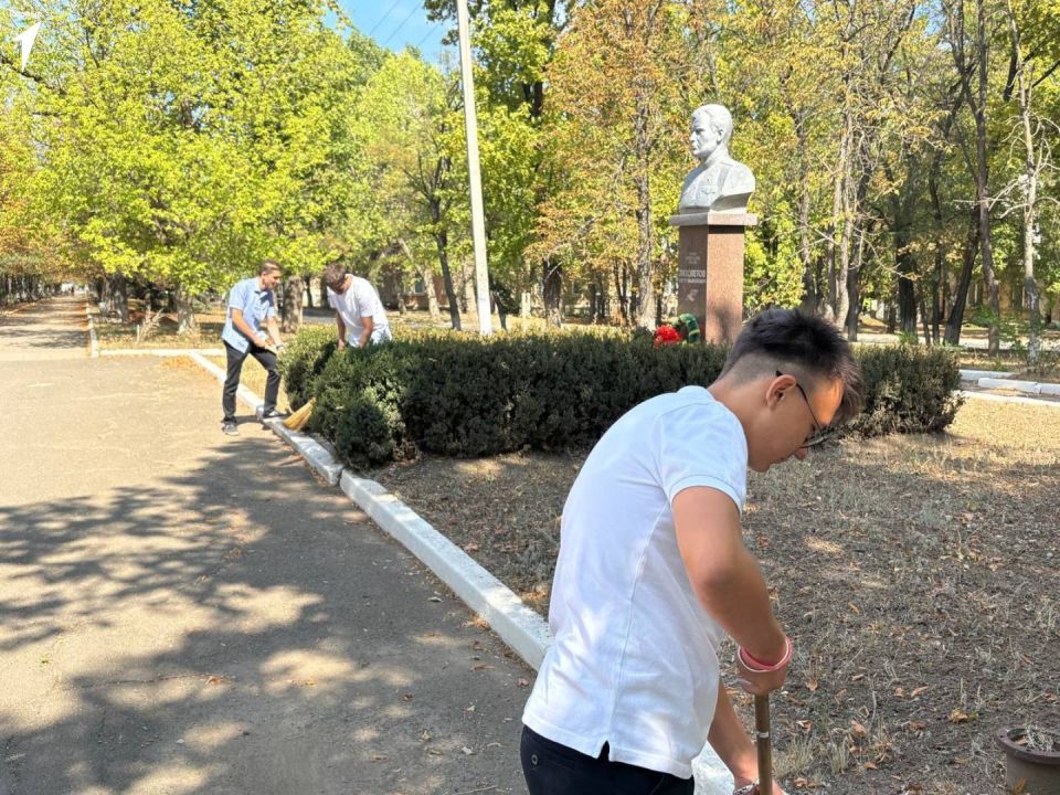Вклад в сохранение памяти. Первые Школы №4 провели субботник у памятника Лихолетова Вклад в сохранение памяти. Первые Школы №4 провели субботник у памятника Лихолетова