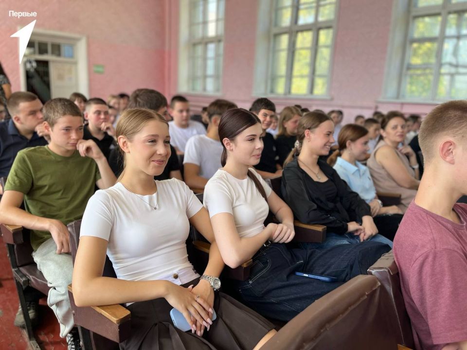 Начало положено !. В этом новом учебном году мы начали активную агитацию в ГБОУ "Школа N 2 г.о. Торез", чтобы рассказать о Движении Первых и поделиться нашими достижениями Мы организовали встречу с учениками, на которой... Начало положено !. В этом новом учебном году мы начали активную агитацию в ГБОУ "Школа N 2 г.о. Торез", чтобы рассказать о Движении Первых и поделиться нашими достижениями Мы организовали встречу с учениками, на которой...