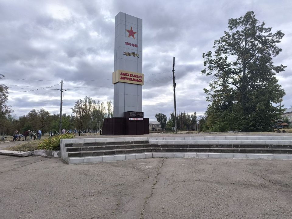 В преддверии празднования Дня освобождения Донбасса сотрудники предприятий посёлка Новолуганское провели экологический субботник В преддверии празднования Дня освобождения Донбасса сотрудники предприятий посёлка Новолуганское провели экологический субботник