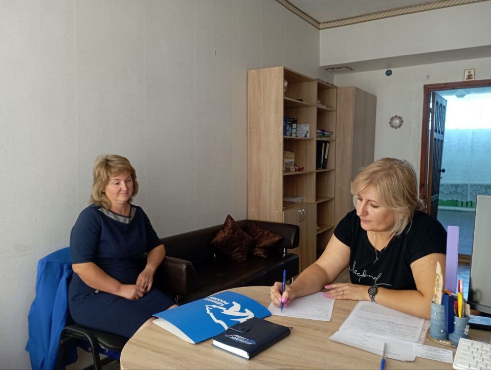 В с. Степано-Крынка состоялся выездной приём руководителя общественной приёмной Амвросиевского местного отделения Всероссийской политической партии «Единая Россия» Валентины Салаш В с. Степано-Крынка состоялся выездной приём руководителя общественной приёмной Амвросиевского местного отделения Всероссийской политической партии «Единая Россия» Валентины Салаш