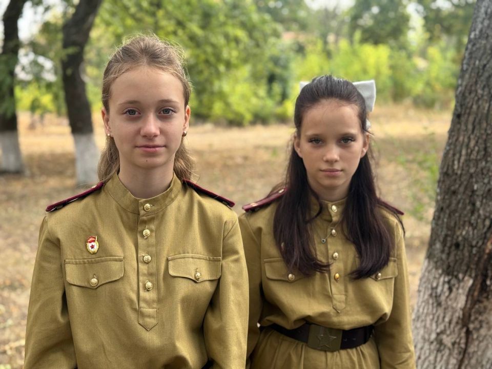 Единороссы возложили цветы к памятнику Воинам-освободителям в Снежном Единороссы возложили цветы к памятнику Воинам-освободителям в Снежном