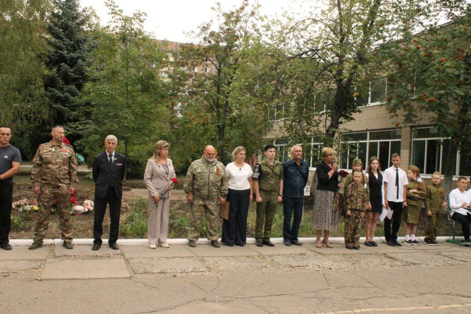 «Помнить, чтобы жить». Сегодня в Пролетарском районе в школе № 126 состоялось знаковое событие – торжественное открытие кованой скульптуры, посвящённой памяти воинов, отдавших свои жизни за Родину «Помнить, чтобы жить». Сегодня в Пролетарском районе в школе № 126 состоялось знаковое событие – торжественное открытие кованой скульптуры, посвящённой памяти воинов, отдавших свои жизни за Родину