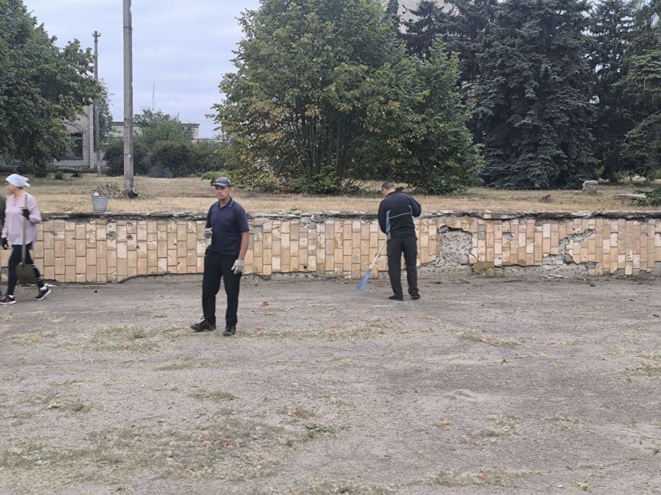 В преддверии празднования Дня освобождения Донбасса сотрудники предприятий посёлка Новолуганское провели экологический субботник В преддверии празднования Дня освобождения Донбасса сотрудники предприятий посёлка Новолуганское провели экологический субботник