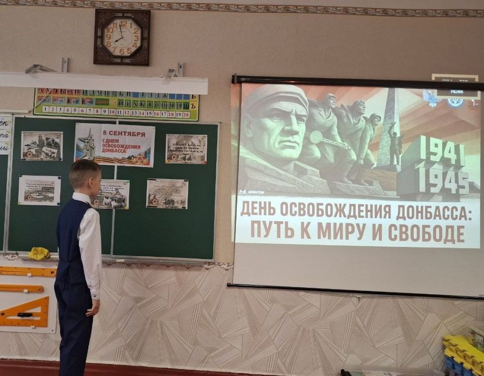 Сегодня в ГБОУ «Мироновская школа №10» в 1-11 классах прошли занятия в рамках регионального компонента программы курса внеурочной деятельности «Разговоры о важном» на тему «День освобождения Донбасса: путь к миру и свободе» Сегодня в ГБОУ «Мироновская школа №10» в 1-11 классах прошли занятия в рамках регионального компонента программы курса внеурочной деятельности «Разговоры о важном» на тему «День освобождения Донбасса: путь к миру и свободе»