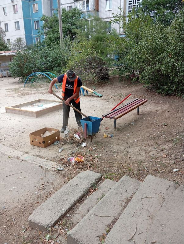 Сотрудники жилищно-коммунальных предприятий Кировского внутригородского района г. Донецка продолжают наводить порядок по следующим адресам: Сотрудники жилищно-коммунальных предприятий Кировского внутригородского района г. Донецка продолжают наводить порядок по следующим адресам: