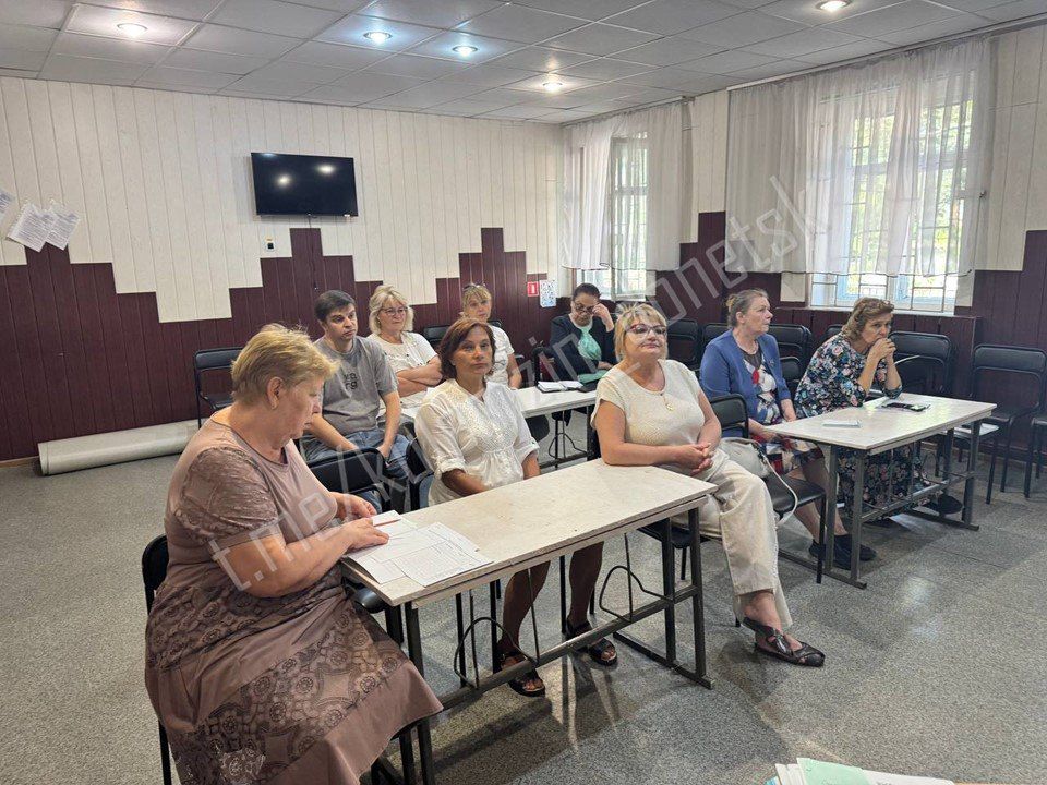 Сегодня в Пролетарском районе первый заместитель главы администрации городского округа Донецк провел встречу с трудовым коллективом Центра детского и юношеского творчества Сегодня в Пролетарском районе первый заместитель главы администрации городского округа Донецк провел встречу с трудовым коллективом Центра детского и юношеского творчества