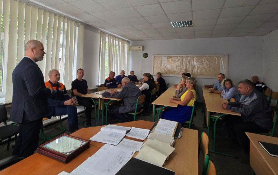 Во исполнение поручения Главы Донецкой Народной Республики Дениса Владимировича Пушилина о постоянном диалоге с населением, сегодня, глава муниципального образования городского округа Дебальцево Сергей Желновач провел... Во исполнение поручения Главы Донецкой Народной Республики Дениса Владимировича Пушилина о постоянном диалоге с населением, сегодня, глава муниципального образования городского округа Дебальцево Сергей Желновач провел...