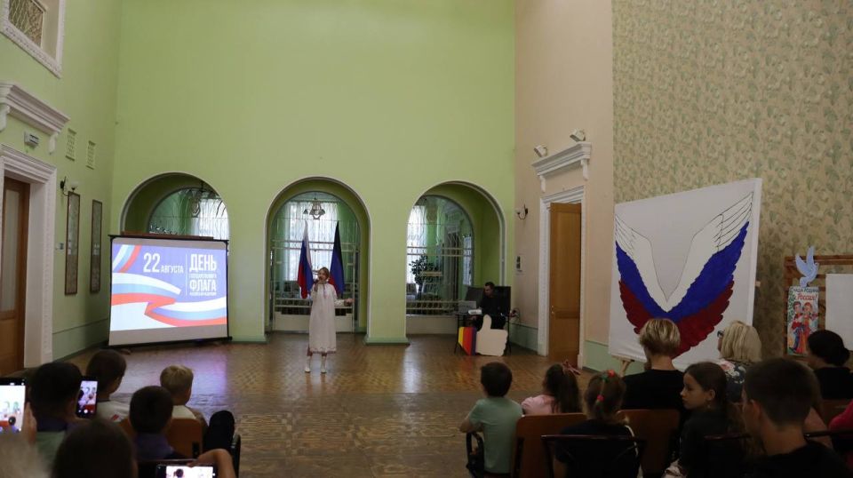22 августа вся Россия отмечает знаменательную для каждого гражданина дату - День Государственного Флага Российской Федерации 22 августа вся Россия отмечает знаменательную для каждого гражданина дату - День Государственного Флага Российской Федерации