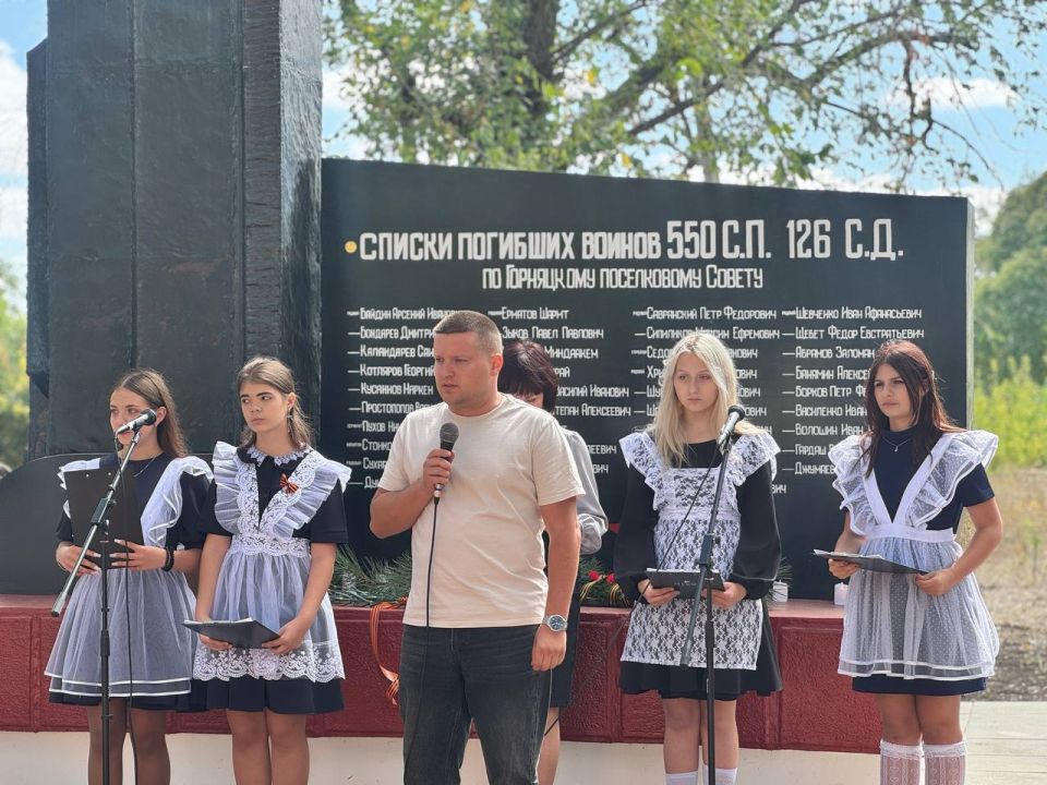 Единороссы возложили цветы к памятнику Воинам-освободителям в Снежном Единороссы возложили цветы к памятнику Воинам-освободителям в Снежном