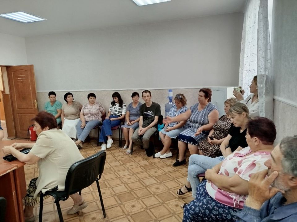 Константин Зинченко: Совместно с депутатами Народного Совета ДНР Мариной Каплянок и Юрием Афендиковым встретился с жителями с. Бугас Константин Зинченко: Совместно с депутатами Народного Совета ДНР Мариной Каплянок и Юрием Афендиковым встретился с жителями с. Бугас