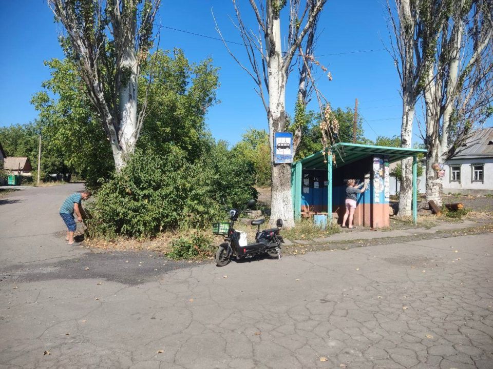 Партийцы ко Дню освобождения Донбасса провели субботник на подъезде к Саур-Могиле Партийцы ко Дню освобождения Донбасса провели субботник на подъезде к Саур-Могиле