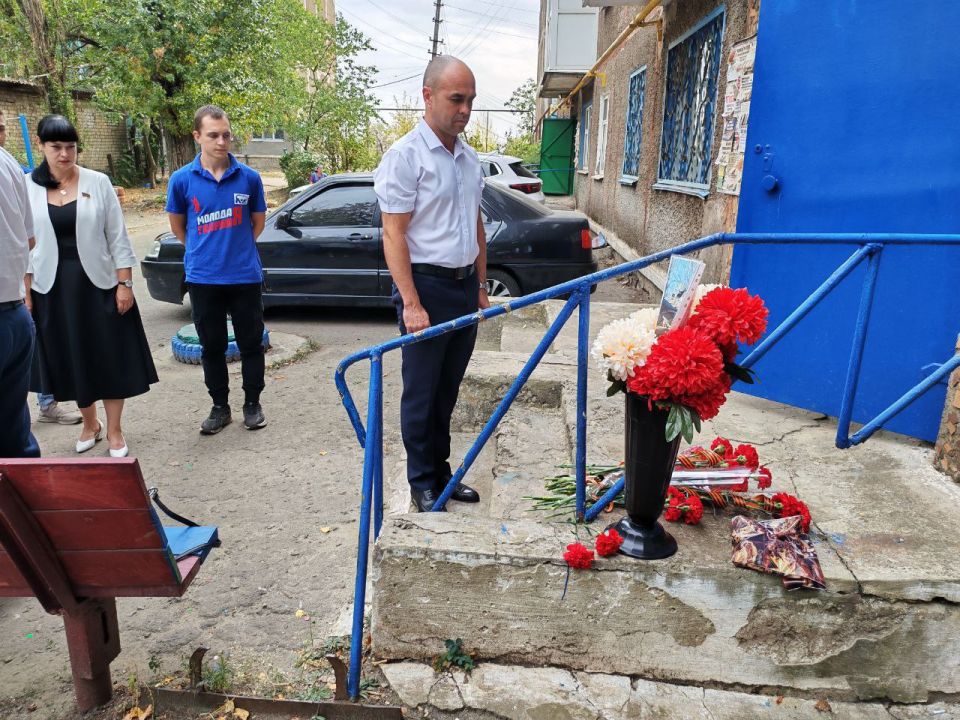 В годовщину освобождения Тореза от немецко-фашистских оккупантов Единая Россия открыла памятную «Звезду Героя» защитнику ДНР Дмитрию Красовскому В годовщину освобождения Тореза от немецко-фашистских оккупантов Единая Россия открыла памятную «Звезду Героя» защитнику ДНР Дмитрию Красовскому