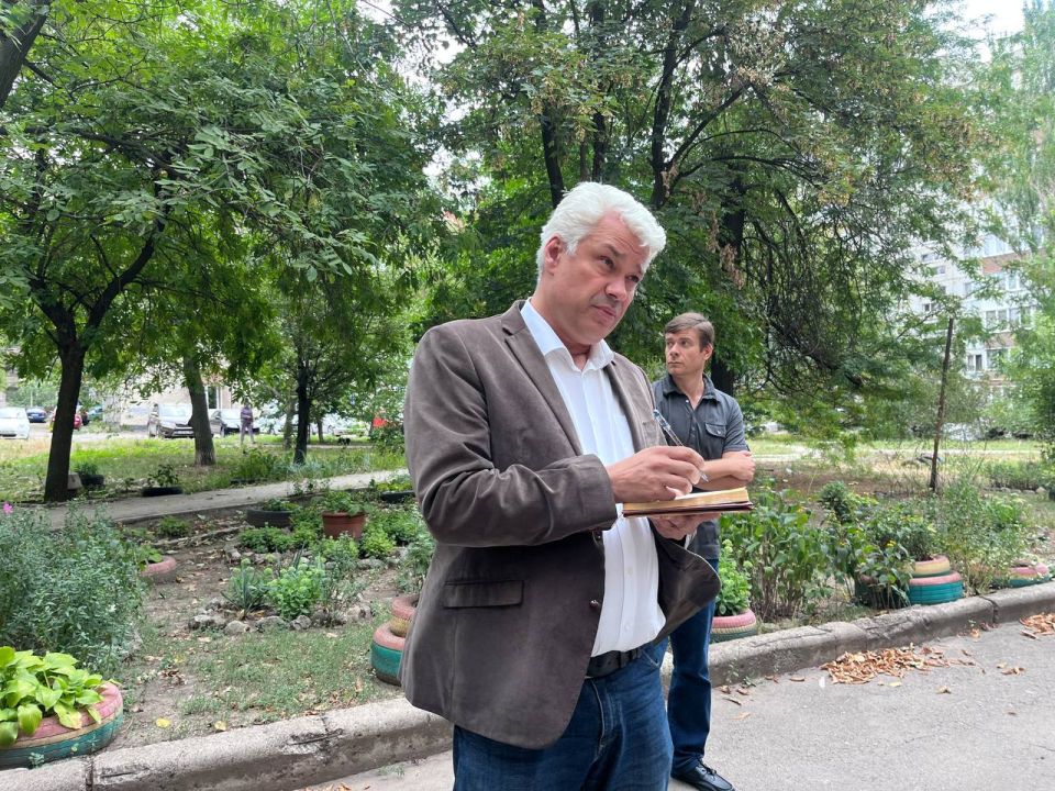 5 сентября, в Центрально-Городском районе состоялась встреча заместителя главы администрации городского округа Макеевка Рустама Сафина с жителями городского округа во дворе дома № 42, по улице Бабарина 5 сентября, в Центрально-Городском районе состоялась встреча заместителя главы администрации городского округа Макеевка Рустама Сафина с жителями городского округа во дворе дома № 42, по улице Бабарина