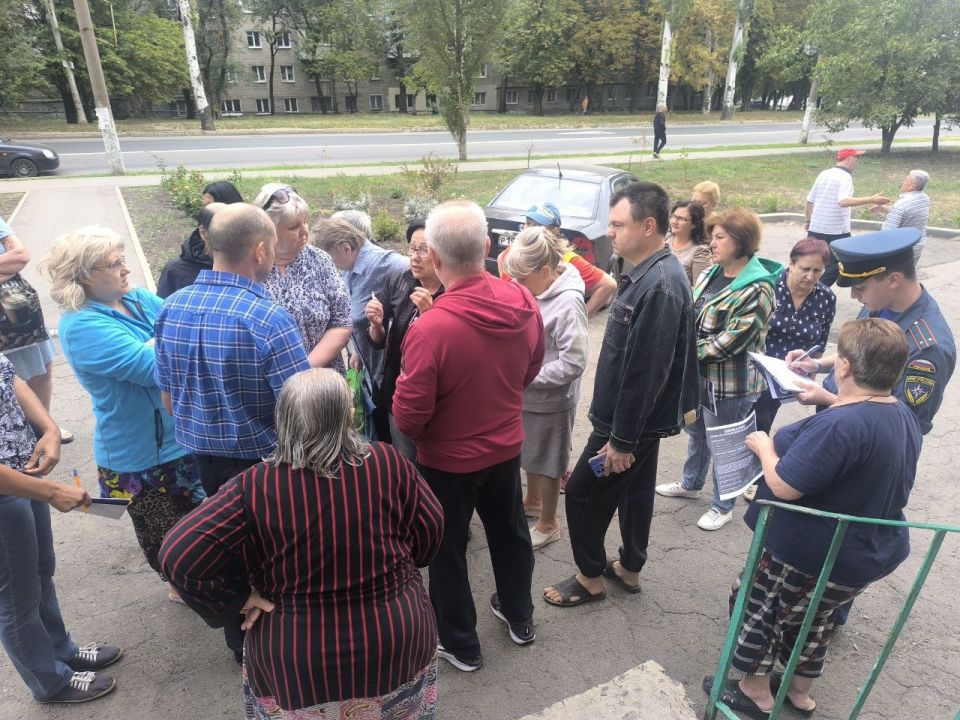 По поручению Главы ДНР Дениса Пушилина 05.09.2025 по адресу: г. Донецк, ул. Куйбышева,15 состоялась встреча с жителями, на которой присутствовали заместитель руководителя Управы Ленинского внутригородского района Анатолий... По поручению Главы ДНР Дениса Пушилина 05.09.2025 по адресу: г. Донецк, ул. Куйбышева,15 состоялась встреча с жителями, на которой присутствовали заместитель руководителя Управы Ленинского внутригородского района Анатолий...