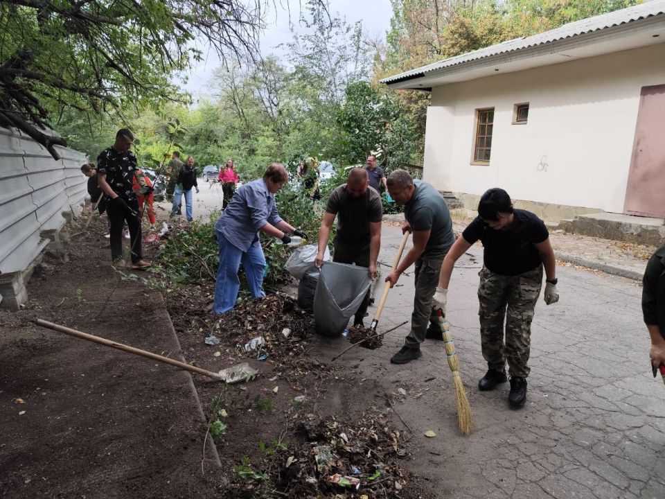 Сотрудники Минприроды ДНР во главе с Министром Алексеем Шебалковым в рамках акции «Всероссийский экологический субботник «Зеленая Россия» провели субботник на территории, прилегающей к административному зданию Министерства Сотрудники Минприроды ДНР во главе с Министром Алексеем Шебалковым в рамках акции «Всероссийский экологический субботник «Зеленая Россия» провели субботник на территории, прилегающей к административному зданию Министерства
