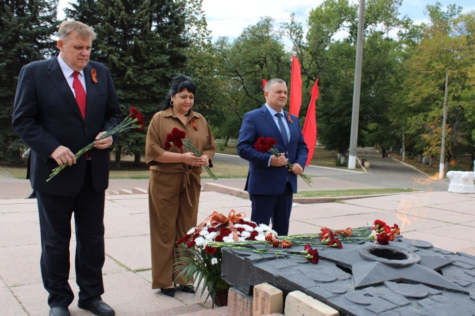 Иван Приходько: Сегодня, 5 сентября, в день 82-й годовщины освобождения Горловки от немецко-фашистских захватчиков, совместно с председателем Горловского городского совета Донецкой Народной Республики первого созыва Романом... Иван Приходько: Сегодня, 5 сентября, в день 82-й годовщины освобождения Горловки от немецко-фашистских захватчиков, совместно с председателем Горловского городского совета Донецкой Народной Республики первого созыва Романом...