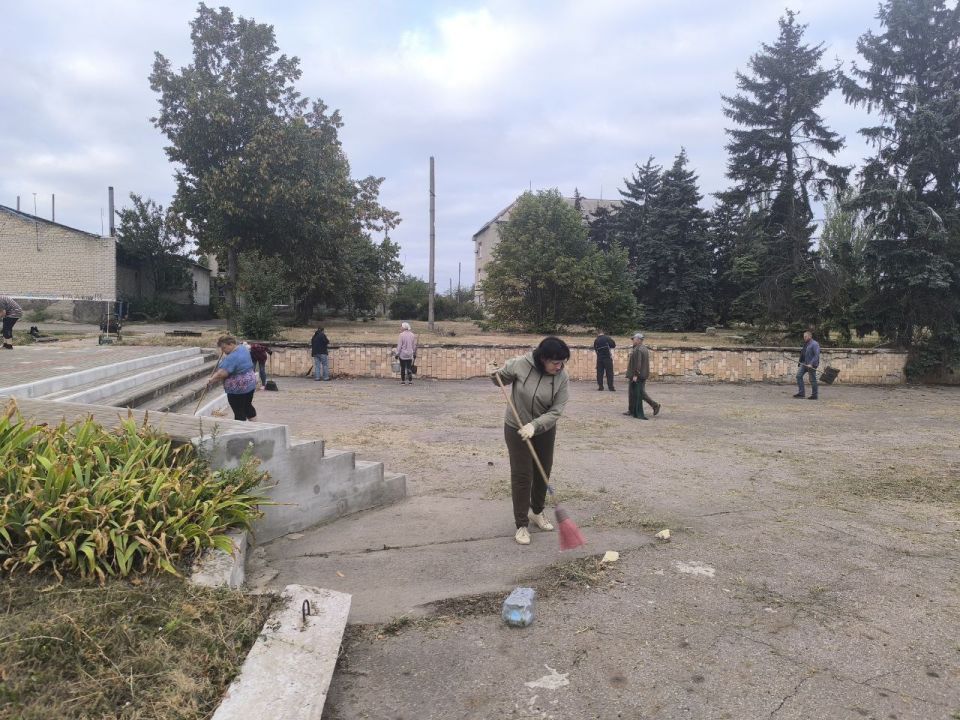 В преддверии празднования Дня освобождения Донбасса сотрудники предприятий посёлка Новолуганское провели экологический субботник В преддверии празднования Дня освобождения Донбасса сотрудники предприятий посёлка Новолуганское провели экологический субботник