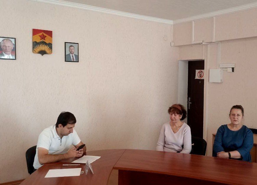 Заместитель главы Администрации Шахтерского муниципального округа обсудил вопросы ЖКХ с жителями Ждановки Заместитель главы Администрации Шахтерского муниципального округа обсудил вопросы ЖКХ с жителями Ждановки