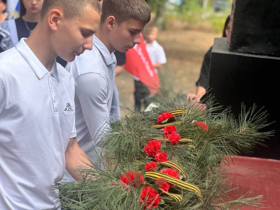 Единороссы возложили цветы к памятнику Воинам-освободителям в Снежном Единороссы возложили цветы к памятнику Воинам-освободителям в Снежном