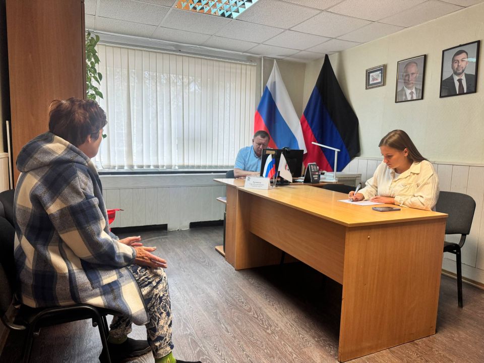 Приём граждан в Общественной приёмной партии "Единая Россия" города Снежное Приём граждан в Общественной приёмной партии "Единая Россия" города Снежное