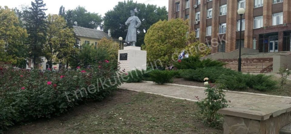 Алексей Кулемзин: Специалисты коммунального предприятия «Зелёное строительство» продолжают работу по поддержанию и благоустройству нашего города Алексей Кулемзин: Специалисты коммунального предприятия «Зелёное строительство» продолжают работу по поддержанию и благоустройству нашего города
