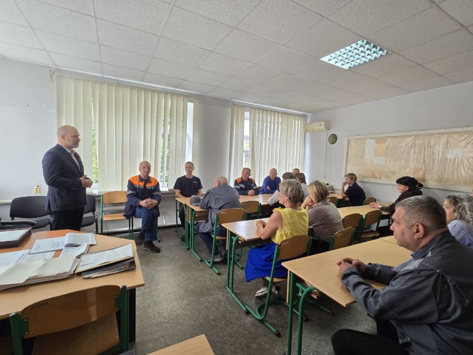 Во исполнение поручения Главы Донецкой Народной Республики Дениса Владимировича Пушилина о постоянном диалоге с населением, сегодня, глава муниципального образования городского округа Дебальцево Сергей Желновач провел... Во исполнение поручения Главы Донецкой Народной Республики Дениса Владимировича Пушилина о постоянном диалоге с населением, сегодня, глава муниципального образования городского округа Дебальцево Сергей Желновач провел...