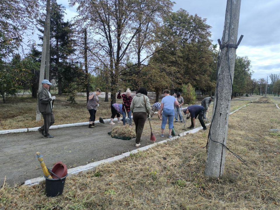 В преддверии празднования Дня освобождения Донбасса сотрудники предприятий посёлка Новолуганское провели экологический субботник В преддверии празднования Дня освобождения Донбасса сотрудники предприятий посёлка Новолуганское провели экологический субботник