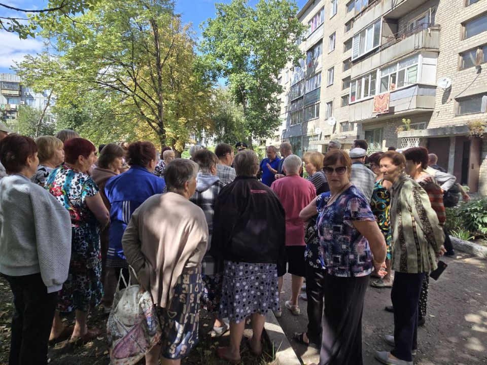 Сергей Желновач: Исполняя поручение Главы Донецкой Народной Республики Дениса Владимировича Пушилина о ведении постоянного диалога с людьми, сегодня, 5 сентября, встретился с жителями микрорайона Восточный Сергей Желновач: Исполняя поручение Главы Донецкой Народной Республики Дениса Владимировича Пушилина о ведении постоянного диалога с людьми, сегодня, 5 сентября, встретился с жителями микрорайона Восточный