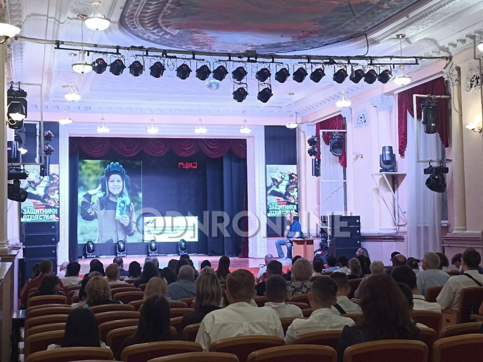 Ко Дню освобождения Донбасса журнал "Родина" представил в Донецке спецвыпуск "Защитники Отечества" Ко Дню освобождения Донбасса журнал "Родина" представил в Донецке спецвыпуск "Защитники Отечества"
