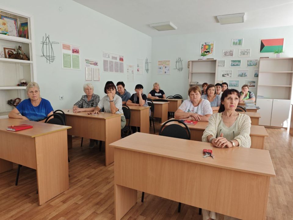 Во исполнение поручения Главы ДНР Дениса Пушилина о постоянном диалоге с людьми, 05 сентября августа 2025 года первый заместитель главы администрации городского округа Дебальцево Максим Вельма провел встречу с трудовым... Во исполнение поручения Главы ДНР Дениса Пушилина о постоянном диалоге с людьми, 05 сентября августа 2025 года первый заместитель главы администрации городского округа Дебальцево Максим Вельма провел встречу с трудовым...