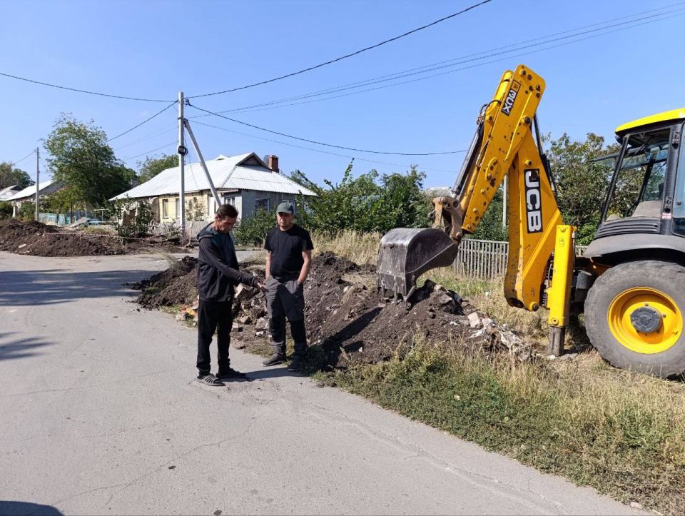 Константин Зинченко: Во исполнение поручения Главы ДНР Дениса Пушилина по обеспечению ежедневного информирования жителей о действиях по преодолению кризиса с водой и оперативному устранению аварий, сегодня на ул. Харьковская...