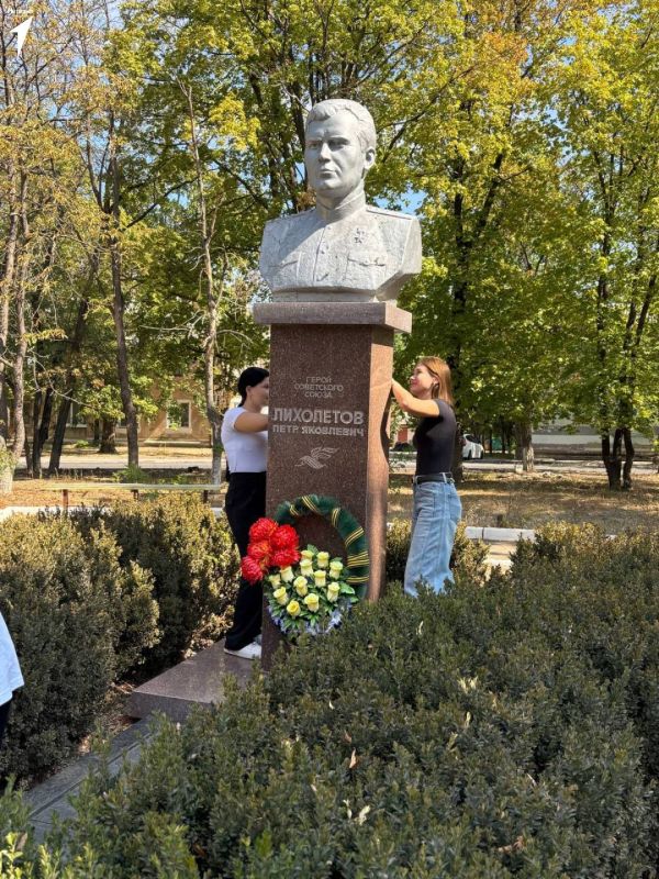 Вклад в сохранение памяти. Первые Школы №4 провели субботник у памятника Лихолетова Вклад в сохранение памяти. Первые Школы №4 провели субботник у памятника Лихолетова