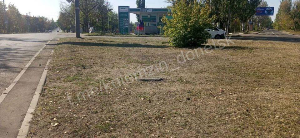 Специалисты коммунального предприятия «Зелёное строительство» продолжают работу по поддержанию и благоустройству нашего города Специалисты коммунального предприятия «Зелёное строительство» продолжают работу по поддержанию и благоустройству нашего города